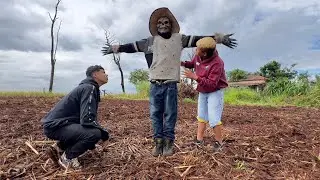 ESPANTALHO SE MEXEU SOZINHO E MEU AMIGO NÃO ACREDITAVA