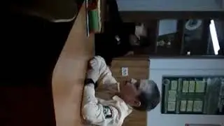 Парту шатает