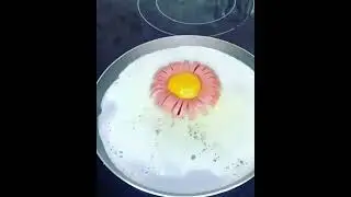 Очень красивая подача завтрака/яйцо и сосиска