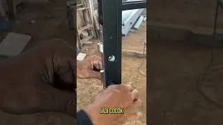 Penggunaan kunci paling kecil di pintu besi hollow