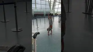 В аэропорту с детьми особо весело🙈 #airport #travelfamily #acrobatics #путешествиясдетьми