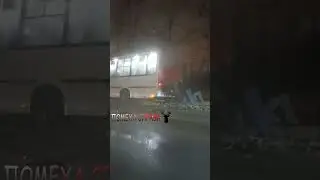Любишь кататься люби и саночки возить.Толкают автобус.