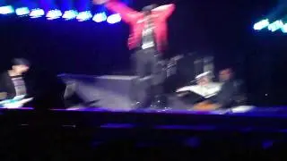 Usher'sTribute to Michael Jackson's Moon Walk @ OMG Tour