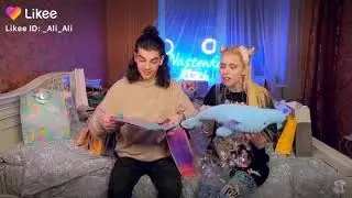 Настя Кош и Макар Карелин открывают подарки