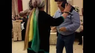 Африканец танцует на даргинской свадьбе в зале Аль-Амир