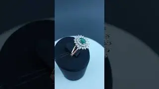 Кольцо из комбинированного золота с бриллиантами и халцедоном