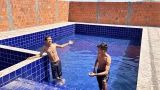 TOMAND0 BANH0 NA PISCINA NOVA PELA PRIMElRA VEZ 😻