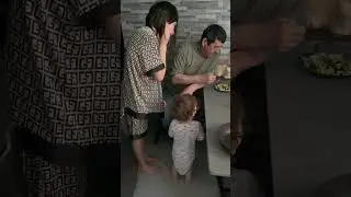 Ками с Темой на перегонки поедают еду😂