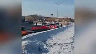 Караганда февраль 2018.2 трубы-матрешки вывалились на проезжую часть