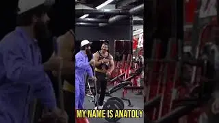 Уборщик Анатолий показывает КЛАСС  в спортзале!