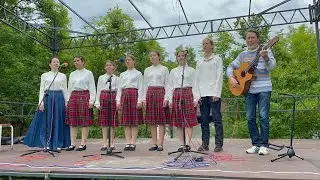Ансамбль «Расеюшка». Песни и танец с казачьей шашкой для семей из Донецка в долине реки Жане.