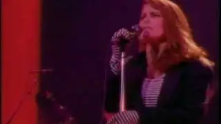 Belinda Carlisle performs Nobody Owns Me Live!