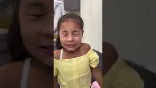 Le crece la barriga por comer dulces.