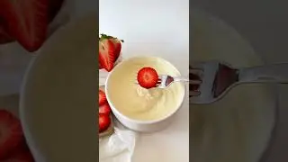 Оладьи с клубникой за пару минут