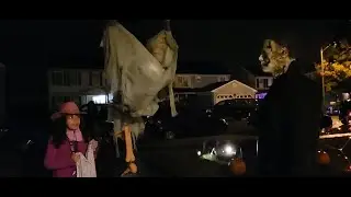 KIDS' REACTIONS to Michael Myers as a statue! #halloween