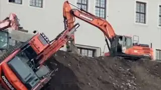 Koparka zsunęła się ze skarpy przy Zamku Książąt Pomorskich.
