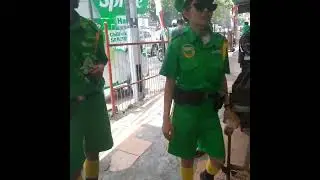 Berjalan ke warung area Simpang Dago