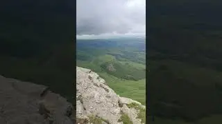 Все мотыльки летят на свет.Любая боль с годами сочится.Незаменимых в жизни нет.Есть те кого менять..