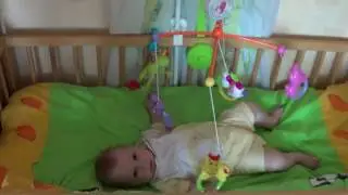 Александра игрет с музыкальной каруселью ЗВЕРЮШКИ НА КОЛЬЦАХ
