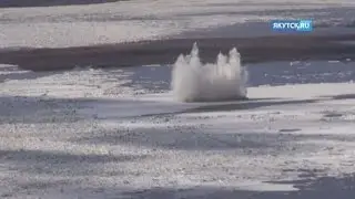МЧС продолжает взрывать лед на заторопасных участках Колымы