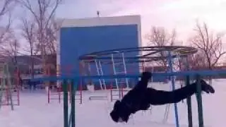 Красивый элемент на брусьях [2012 год].3gp
