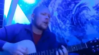 Поет под гитару