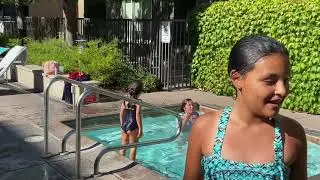 Lara e Maria Clara Polli em Diversão na piscina