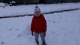 Вышли погулять.Лепим снеговика,играем в снежки.Жизнь в деревне