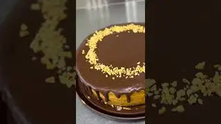 Вы только посмотрите, какой красавец. Это наш торт Сникерс! 