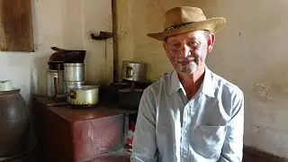 COM 73 ANOS, SEU GABRIEL AINDA MORA NA MESMA CASA NA ROÇA