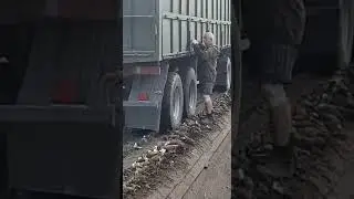 Якубович возит свеклу.