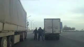 Разборка на дороге с бейсбольными битами