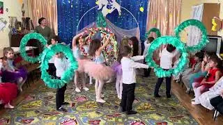 Красивый танец с обручами в детском саду