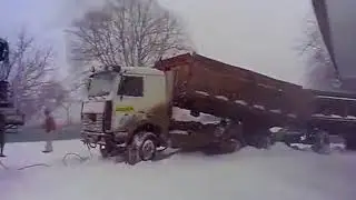 УРАЛ ТАЩИТ МАЗ