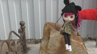 Кукла Блайз гуляет в новой курточке парке #Blythe