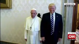 Злой Папа Римский Франциск шлепает Дональда Трампа по руке.