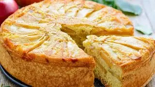 ШАРЛОТКА С БАНАНАМИ И КАРАМЕЛЬНЫМ СОУСОМ