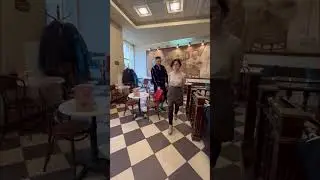 Покакать зашел в кафе 😂 