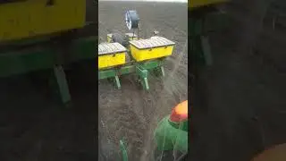 Трактор John Deere 6135B i сеялка John Deere 7240 посев кукурузы