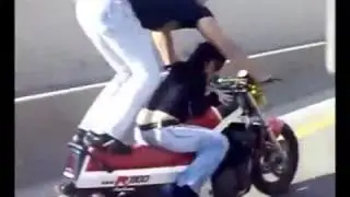 Motor  Üzerinde Ölümle Dans Eden Çılgın Gençler