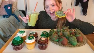 ☘️ASMR-🍀EATING GREEN DESSERTS 💚🧁(MUKBANG)