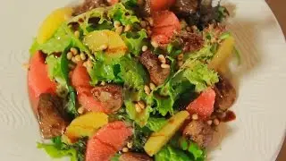 Салат с карамелизированой куриной печенью и цитрусовыми. Рецепт от шеф-повара.