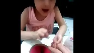 Juju fazendo unha da mamae ...Essa minha filha é demais