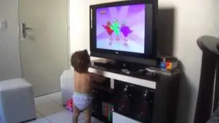 Lorena assistindo e se divertindo em casa