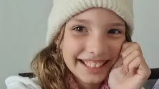 Minha mãe arrumando a minha mochila da escola.... aí aí aí
