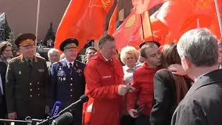 День рождения В.И.Ленина, 22 апреля. Пресс подход депутата - коммуниста В.И.Кашина. Красная площадь.