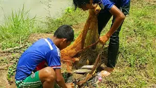 The Best Net Fishing By 2Boys Time 2017 || Khmer Cast Net Fishing 2017