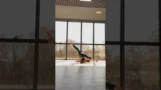 Шпагаты трюки на пилоне стрип пластика