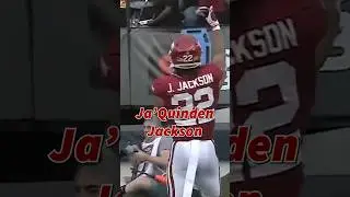 He WAVED to the OPPONENT’S cheerleaders 👋🔥 #arkansasrazorbacks #cheerleader #cfb