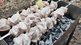 Corte chingon al carbón en medio de la nada en Rusia.